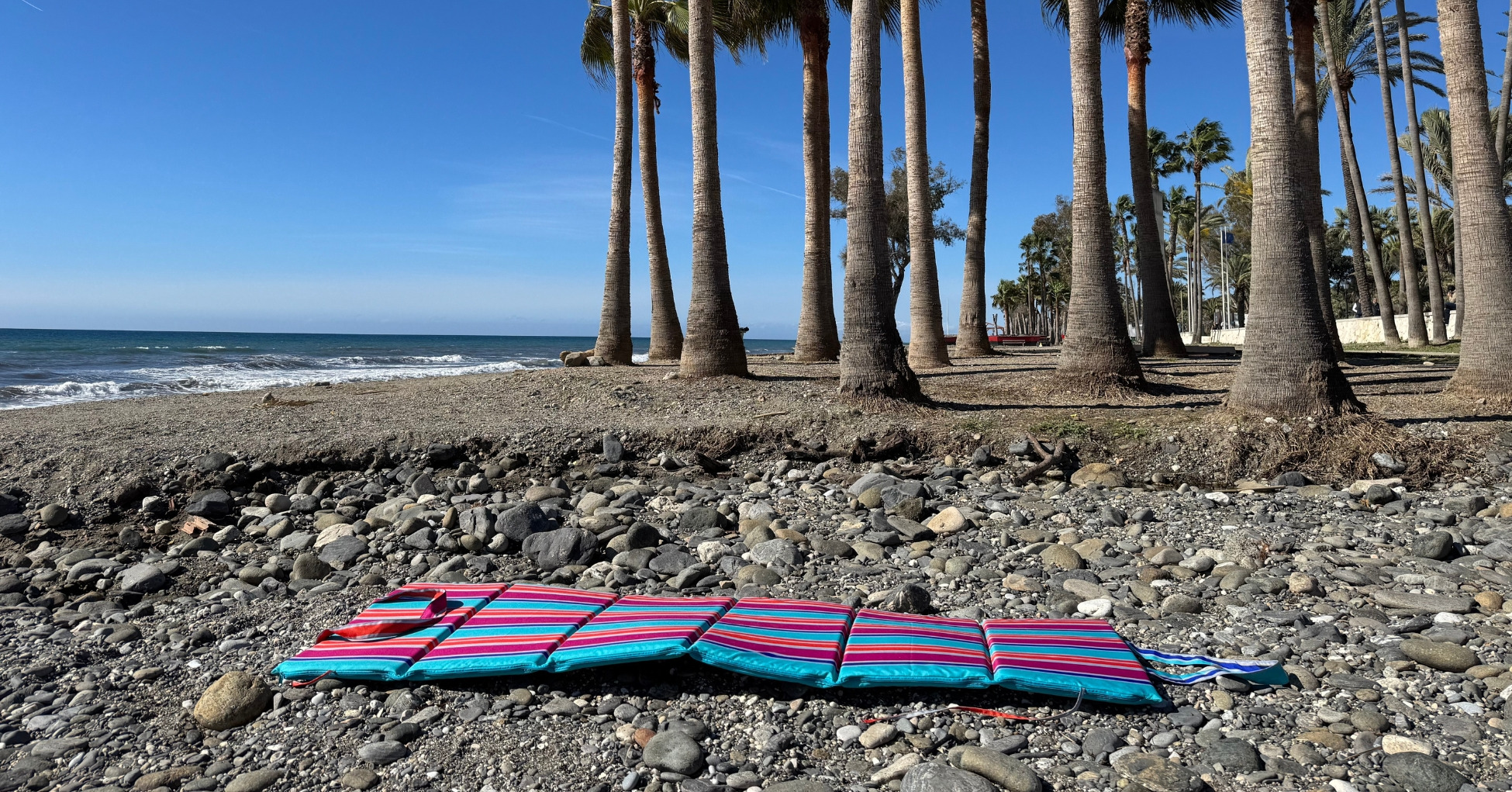 Na czym leżeć na kamienistej plaży w Chorwacji? Poradnik dla turystów